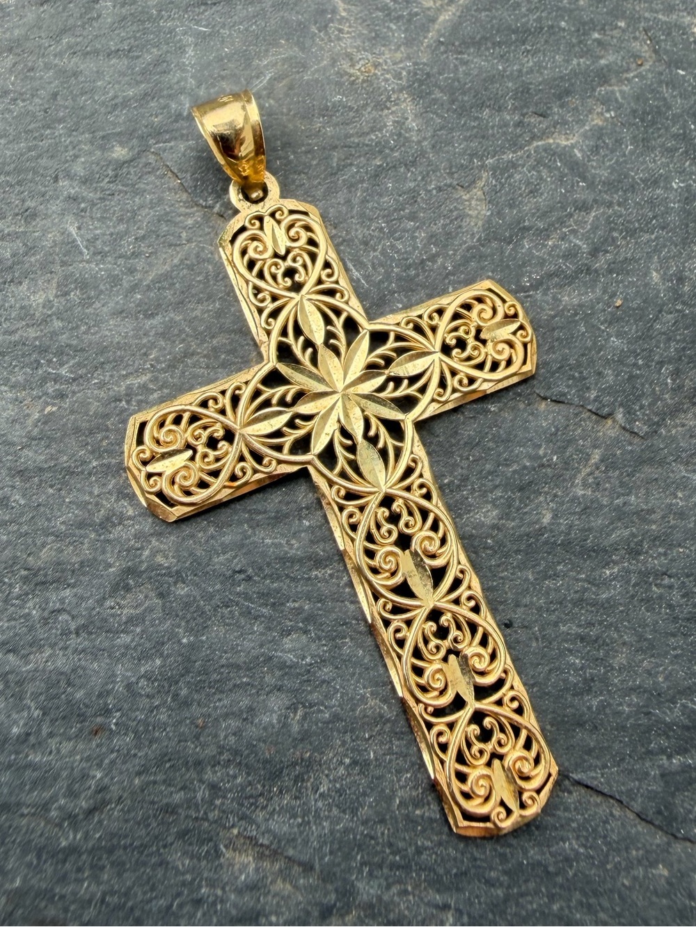 Estate 10 Karat Gold Filigree Cross Pendant 2g - Picture 2 of 10
